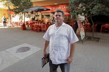 Joédson Alves/Agência Brasil Porto Alegre (RS), 26/04/2025 – O comerciante, Marcellus Gomes da Silveira, fala com a reportagem da agência Brasil, em sua loja proximo aso mercado munipal.
A um ano o estado foi atingido por temporais que afetou mais de 400 municípios gaúchos, tiveram bairros inteiros alagados. A ,maior tragédia climática da história, deixou pelo menos 147 mortos e afetou mais de 2,1 milhões de pessoas.
Foto: Joédson Alves/Agência Brasil