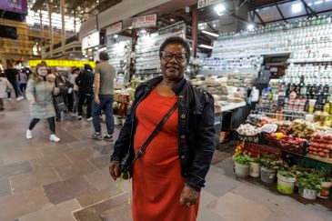 Joédson Alves/Agência Brasil Porto Alegre (RS), 26/04/2025 – Vera Regina dos Santos, fala para reportagem da agência Brasil, durante sua visita pela primeira vez ao mercado municipal depois da enchente. A um ano o estado foi atingido por temporais que afetou mais de 400 municípios gaúchos, tiveram bairros inteiros alagados. A ,maior tragédia climática da história, deixou pelo menos 147 mortos e afetou mais de 2,1 milhões de pessoas.
Foto: Joédson Alves/Agência Brasil