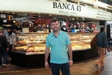 Joédson Alves/Agência Brasil Porto Alegre (RS), 26/04/2025 – O vice-presidente da associação dos lojistas do Mercado Municipal, Jefferson Sauer, fala com agência Brasil, sobre a recuperação do mercado.
A um ano o estado foi atingido por temporais que afetou mais de 400 municípios gaúchos, tiveram bairros inteiros alagados. A maior tragédia climática da história, deixou pelo menos 147 mortos e afetou mais de 2,1 milhões de pessoas.
Foto: Joédson Alves/Agência Brasil