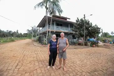 Cruzeiro do sul (RS), 27/04/2025 - O casal, Rosane Maria Lenhard (66 anos) e José Cláudio Lenhard (71 anos), falam com agência Brasil, na frente de sua casa bairro passo de estrela, onde todas casas foram destruídas pela enchente de abril 2024.
A um ano o estado foi atingido por temporais que afetou mais de 400 municípios gaúchos, tiveram bairros inteiros alagados. A maior tragédia climática da história, deixou pelo menos 147 mortos e afetou mais de 2,1 milhões de pessoas.
Foto: Joédson Alves/Agência Brasil