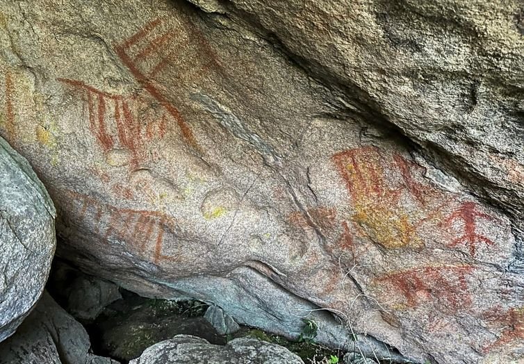 Rio de Janeiro (RJ) 07/04/2025 -  Pesquisas das pinturas rupestres no PNI.
Foto: Concessionária Parquetur/PNI/Divulgação