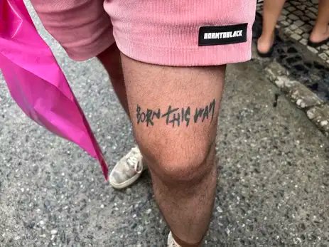 Vinícius Lisboa/Agência Brasil Rio de Janeiro (RJ) 29/04/2025 - Lucas Braga mostra tatuagem em homenagem à cantora Lady Gaga e ao álbum Born This Way. Foto: Vinícius Lisboa/Agência Brasil