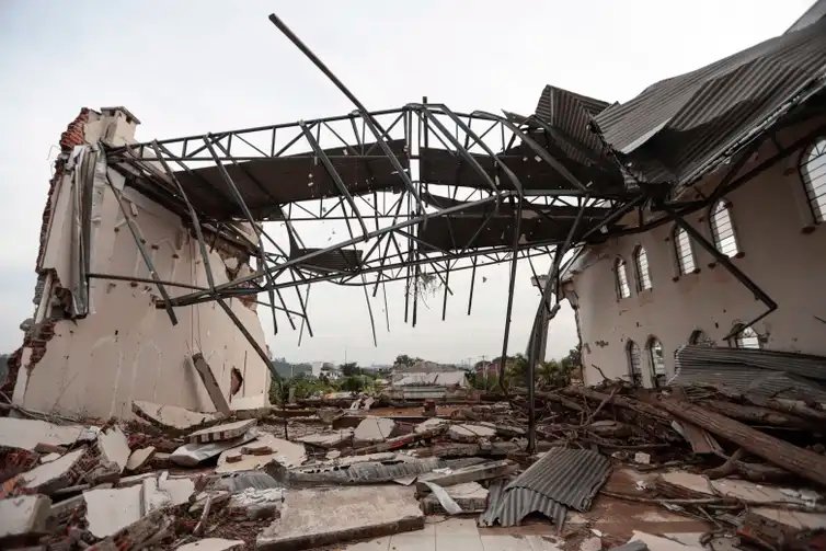 Joédson Alves/Agência Brasil Arroio do meio (RS), 29/04/2025 - Igreja evangelica destruida no bairro de navegantes, próximo ao rio Taquari, onde as residências foram totalmente destruídas pela última enchente.
A um ano o estado foi atingido por temporais que afetou mais de 400 municípios gaúchos, tiveram bairros inteiros alagados. A maior tragédia climática da história, deixou pelo menos 147 mortos e afetou mais de 2,1 milhões de pessoas.
Foto: Joédson Alves/Agência Brasil