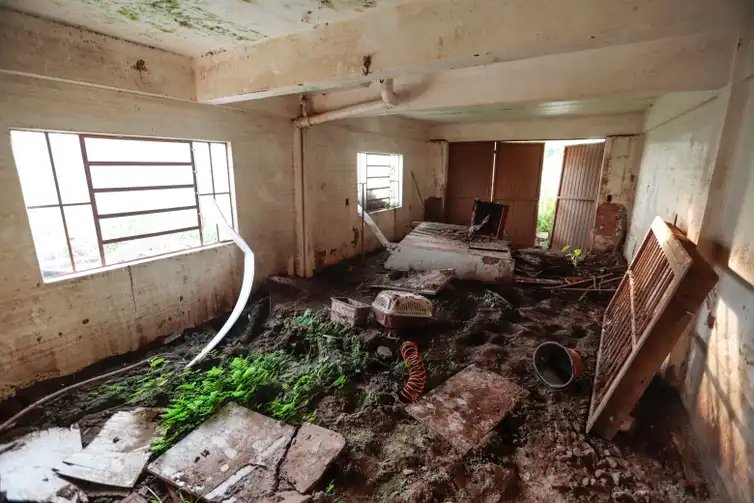 Joédson Alves/Agência Brasil Arroio do meio (RS), 29/04/2025 - Bairro de navegantes, próximo ao rio Taquari, as residências foram totalmente destruídas pela última enchente.
A um ano o estado foi atingido por temporais que afetou mais de 400 municípios gaúchos, tiveram bairros inteiros alagados. A maior tragédia climática da história, deixou pelo menos 147 mortos e afetou mais de 2,1 milhões de pessoas.
Foto: Joédson Alves/Agência Brasil