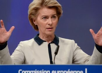 União Europeia suspende contramedidas contra tarifas dos EUA