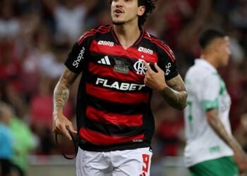 Flamengo goleia no Maracanã para liderar o Campeonato Brasileiro