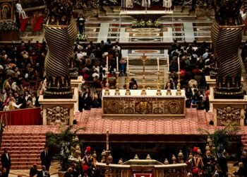 Funeral e sepultamento do papa Francisco são realizados neste sábado