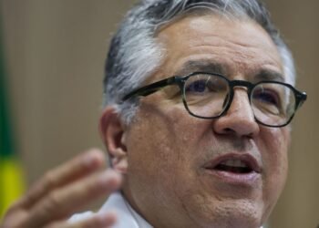 Brasil deve chegar a 635,7 mil médicos em 2025; mulheres são maioria