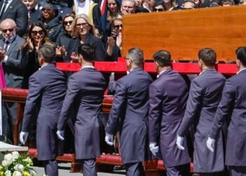 No Vaticano, Lula diz que papa fez história ao combater desigualdades