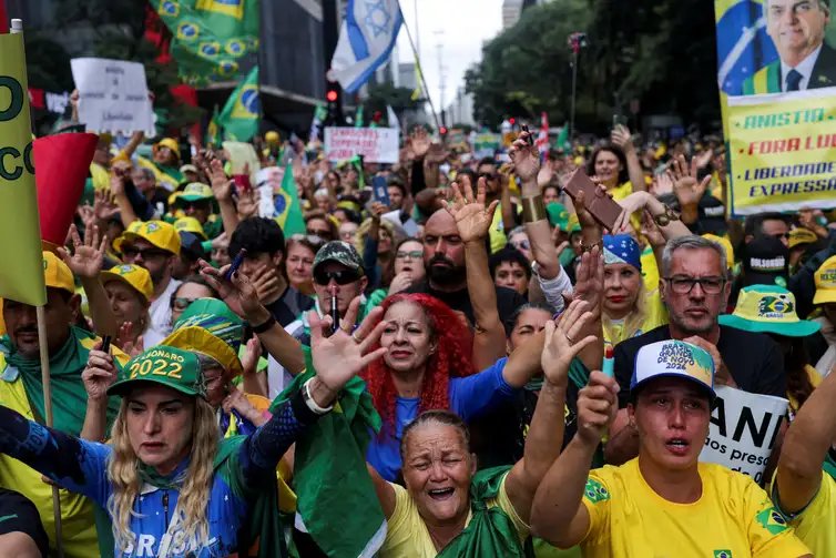 Supporters of former Brazilian President Jair Bolsonaro gather, on the day of a demonstration against Bolsonaro's judicial process and to demand the amnesty of all accused of taking part in the allegedly conspiring to overthrow the government, in Sao Paulo, Brazil, April 6, 2025. Reuters/Amanda Perobelli/Proibida reprodução