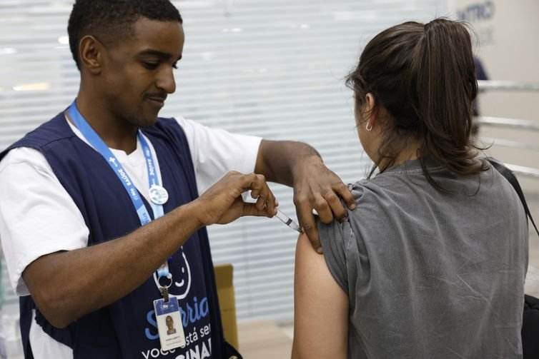 Rio de Janeiro (RJ), 24/04/2025 – Vacinação de pacientes em campanha contra a Influenza (gripe) no Super Centro Carioca de Saúde, em Benfica. Foto: Fernando Frazão/Agência Brasil