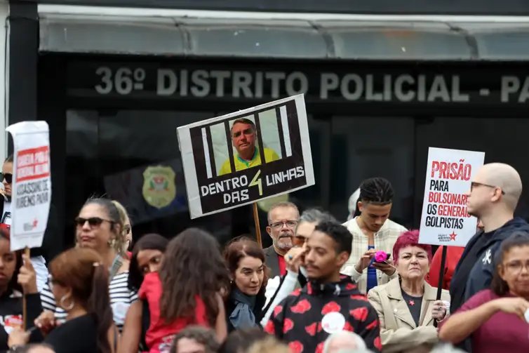 São Paulo (SP) 06/04/2025 - Parentes e Torturados durante o regime militar de 64 em frente ao DOI/CODI, onde foi assassinado o jornalista Vladimir Herzog, participam da 5ª Edição da Caminhada do Silêncio pelas vítimas de violência do Estado, próximo ao Monumento em Homenagem aos Mortos e Desaparecidos Políticos no Parque Ibirapuera. Foto: Paulo Pinto/Agencia Brasil