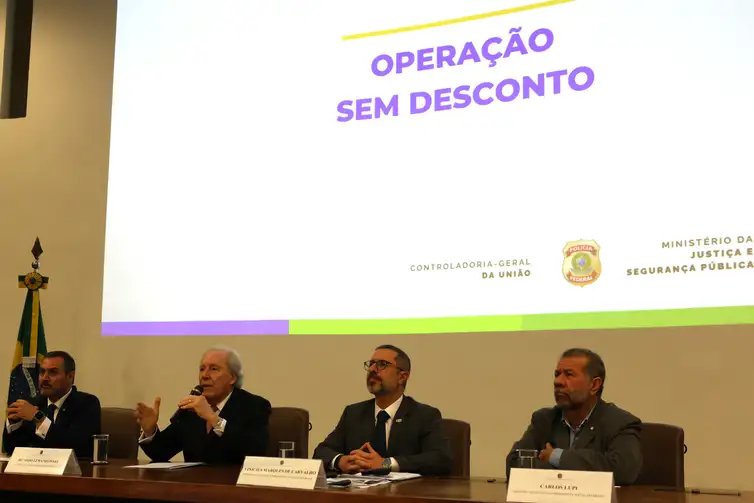 Brasília (DF), 23/04/2025 - O Diretor Geral da Polícia Federal, Andrei Rodrigues, o ministro da Justiça, Ricardo Lewandowski, o ministro da Controladoria-Geral da União, Vinicius Marques de Carvalho, e o ministro da Previdência Social, Carlos Lupi, durante entrevista coletiva a respeito da Operação Sem Desconto. Foto: Antonio Cruz/Agência Brasil