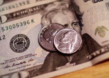 Dólar sobe para R$ 5,89 após EUA confirmarem tarifa de 145% à China