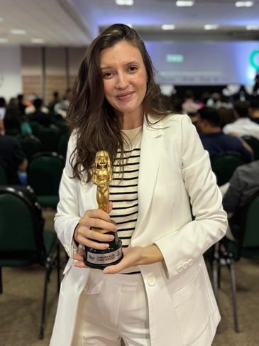 Brasília (DF), 29/04/2025 - A superintendente de Comunicação Digital e Mídias Sociais, Nicole Briones.
EBC PREMIADA | A Empresa Brasil de Comunicação (EBC) venceu a 3ª edição do Prêmio Social Media Gov, principal premiação de comunicação em redes sociais do setor público. As redes da EBC venceram a categoria ‘Comunicação como Serviço’, destinada a “instituições que promovem informações de interesse público, através de conteúdos certeiros e relevantes”.
Foto: Nicole Briones/Arquivo pessoal