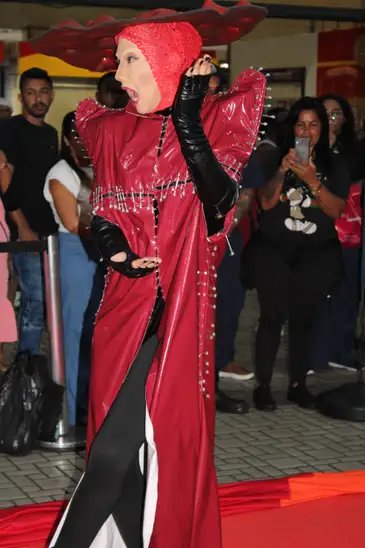 SuperVia/Divulgação Rio de Janeiro (RJ) 29/04/2025 - Yasmin Gaga é cover da Lady Gaga há 10 anos e fã da cantora, após desfile na Central do Brasil em homenagem a Lady Gaga. Foto: Supervia/Divulgação