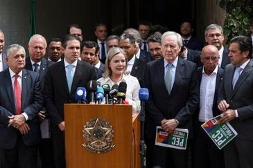 Brasília (DF), 08/04/2025 - O ministro da Justiça e Segurança Pública, Ricardo Lewandowski, e a ministra-chefe da Secretaria de Relações Institucionais, Gleisi Hoffmann, durante pronunciamento após apresentação da nova versão  da proposta de emenda à Constituição (PEC) da Segurança Pública ao presidente da Câmara dos Deputados, Hugo Motta, e líderes partidários da Casa. Foto: Marcelo Camargo/Agência Brasil