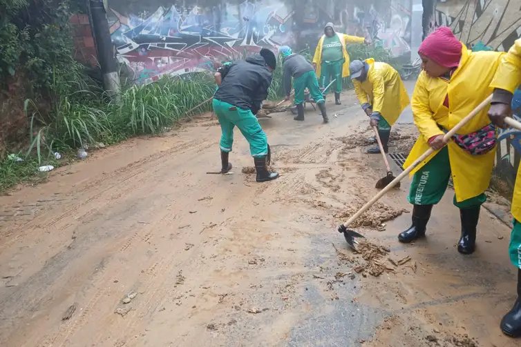 Prefeitura de Petrópolis/Divulgação Perópolis (RJ), 06/04/2025 - Limpeza de ruas após fortes chuvas. Foto: Prefeitura de Petrópolis/Divulgação