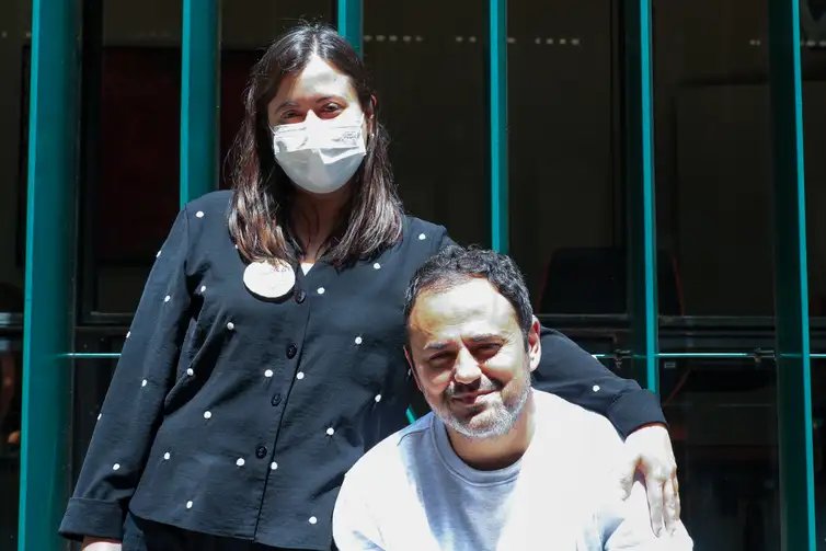 Brasília (DF), 16/04/2025  - Deputados Glauber Braga e Sâmia Bomfim durante Banho de sol do deputado que continua em greve de fome.  Foto: Lula Marques/Agência Brasil