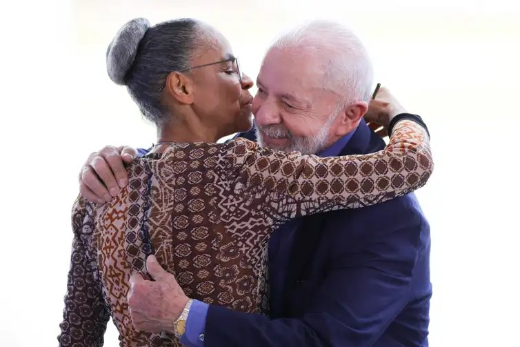Fabio Rodrigues-Pozzebom/ Agência Brasil Brasília (DF) 17/04/2025 O presidente Luiz Inácio Lula da Silva, acompanhado da ministras do Meio Ambiente, Marina Silva, lança o Sistema Nacional de Identificação de Cães e Gatos, SinPatinha. Assina também decreto que institui o Programa Nacional de Proteção e Manejo Populacional Ético de Cães e Gatos (ProPatinhas). Foto: Fabio Rodrigues-Pozzebom/ Agência Brasil