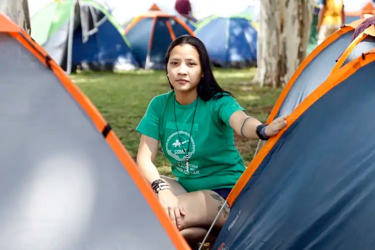 Brasília (DF), 06/04/2025 - Marciely Tupari, coordenadora secretária da COIAB - Coorednação das organizações indígenas da amazônia brasileira, em frente a barracas no Acampamento Terra Livre - ATL, no espaço Funarte. Foto: Bruno Peres/Agência Brasil