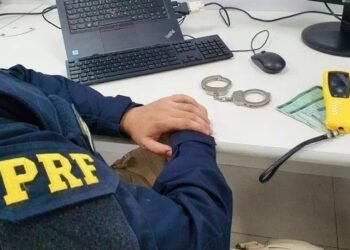 Motorista embriagado e sem CNH se envolve em acidente e é detido na Bahia