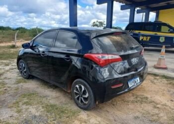 Mulher pega carro com vizinho e é detida; homem viajava na contra mão em carro roubado