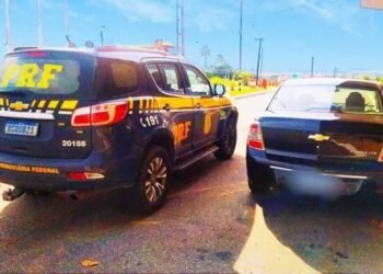 PRF apreende carro fruto de golpe e não pago pela empresa e outro adulterado na Bahia