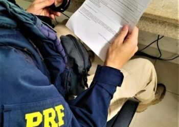 PRF prende foragido da Justiça com três mandados e caminhoneiro na Bahia