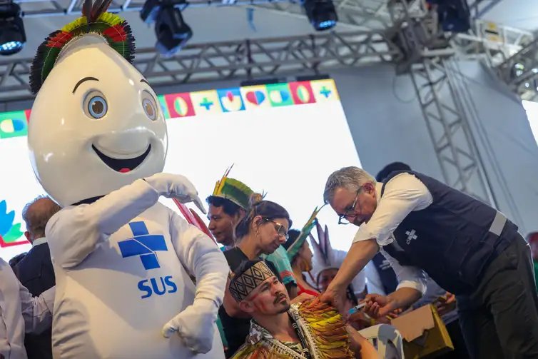 Fabio Rodrigues-Pozzebom/ Agência Brasil Brasília (DF) 09/04/2025 O ministro da Saúde, Alexandre Padilha, vacina indígenas durante a plenária de saúde indígena no Acampamento Terra Livre Foto: Fabio Rodrigues-Pozzebom/ Agência Brasil