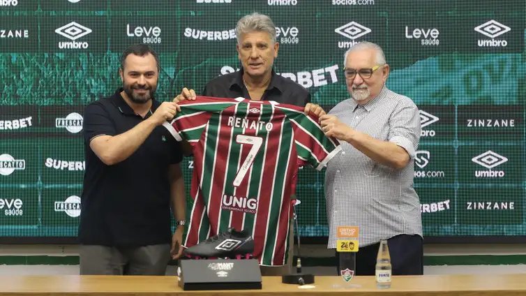 Durante apresentação como novo treinador do Fluminense, Renato Gaúcho é presenteado com a camisa 7, a mesma numeração do uniforme que usou na conquista do Campeonato Carioca de 1995, em que marcou o histórico gol de barriga contra o Flamengo