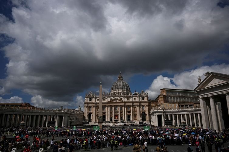 REUTERS/Remo Casilli/ PROIBIDA REPRODUÇÃO Roma- 25/04/2025 Pessoas fazem fila para entrar na Basílica de São Pedro para prestar homenagens enquanto o Papa Francisco é velado, visto de Roma, Itália, em 25 de abril de 2025. REUTERS/Remo Casilli/ PROIBIDA REPRODUÇÃO