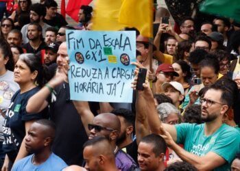 Seis em cada 10 brasileiros apoiam a redução da jornada de trabalho