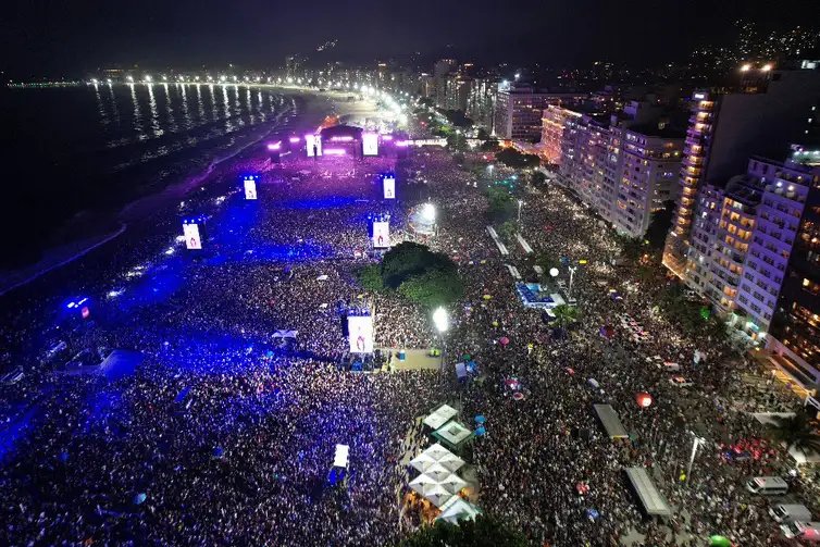 Fabio Motta/Prefeitura do Rio Madonna leva multidão ao delírio em megashow na praia de Copacabana. Foto: Fabio Motta/Prefeitura do Rio