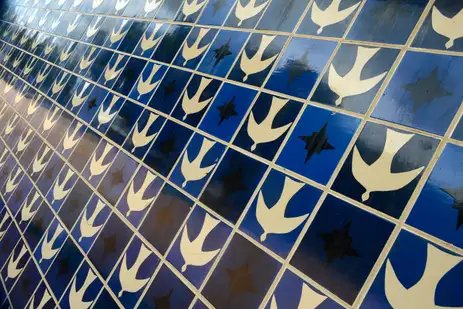 Painel de azulejos de Athos Bulcão, na parede lateral da Igrejinha