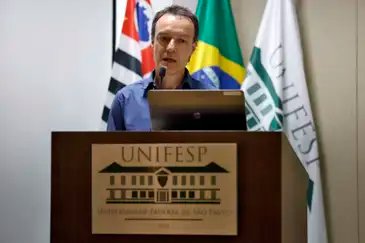 São Paulo (SP), 16/04/2025 - Vice-coordenador CAAF Edson Teles durante coletiva de imprensa na UNIFESP que apresenta a identificação de duas ossadas de desaparecidos políticos (Denis Casemiro e Grenaldo de Jesus Silva). Foto: Paulo Pinto/Agência Brasil