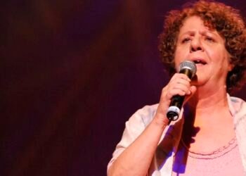 Morre a cantora e compositora Cristina Buarque