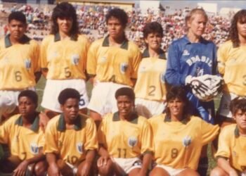 Primeira seleção feminina de futebol do Brasil é tema de documentário