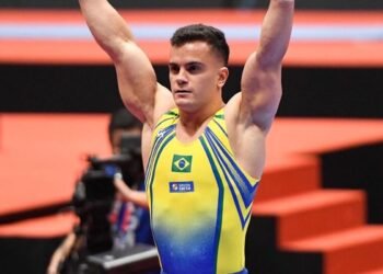 Caio Souza vai à final das barras paralelas em etapa da Copa do Mundo
