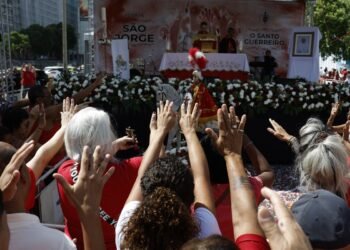 Fiéis de São Jorge e Ogum ocupam as ruas do Rio em festa sincrética