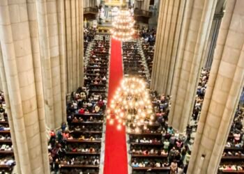Fiéis lotam Catedral da Sé em missa para homenagear papa Francisco