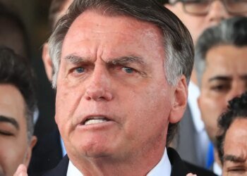 Bolsonaro passa por cirurgia no intestino neste domingo