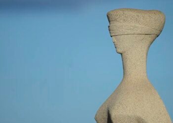 Moraes multa Filipe Martins em R$ 20 mil por postagem de advogado