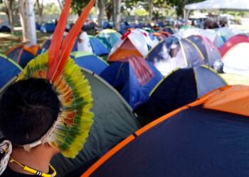 Milhares de indígenas acampam em Brasília pelo direito à terra