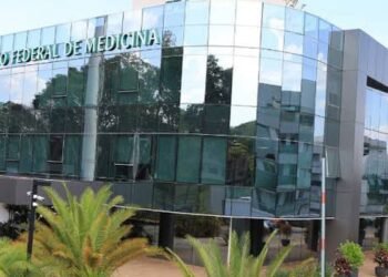 Entidades criticam CFM após veto a terapias para jovens trans