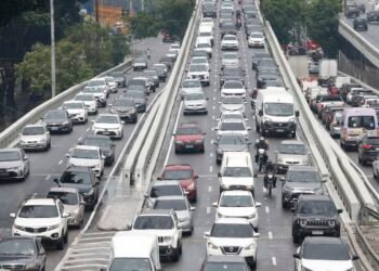Marginal Tietê permanece interditada devido a buraco na pista central