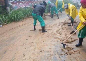 Defesas civis vistoriam locais atingidos por temporal em Petrópolis