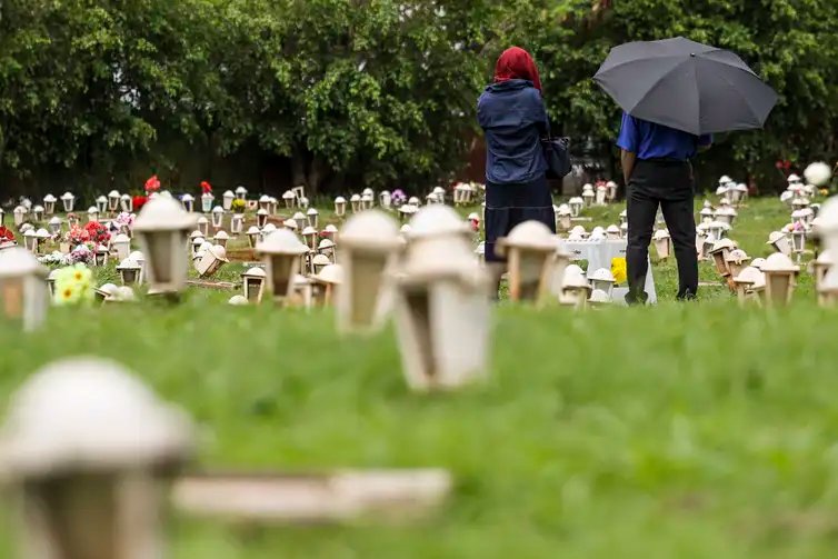 Brasília (DF), 02/11/2024 - Movimentação do Dia de Finados no cemitério Campo da Esperança. Foto: Marcelo Camargo/Agência Brasil