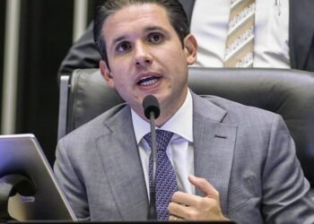 Motta diz que decisão sobre aumento do IOF sai ainda hoje