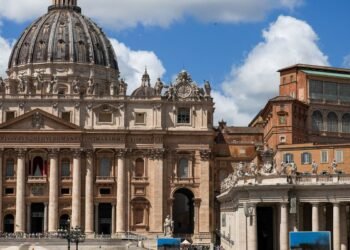 Vaticano registra fumaça branca; novo papa é eleito